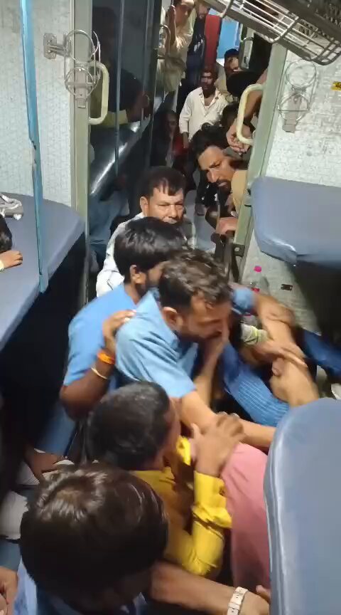 वीडियो ट्रेन नंबर 11463 का है। खाने और पानी पर ओवर चार्जिंग की शिकायत ट्विटर के माध्यम से की गई तो RailwaySeva वालों ने अपने गुंडों से यात्रियों को पिटवा दिया। Ashwini Vaishnaw जी ने रेलवे की मटिया पलीत कर दी है। Ministry of Railways बताए कि वीडियो में दिख रहे गुंडों पर क्या कार्रवाई हुई?