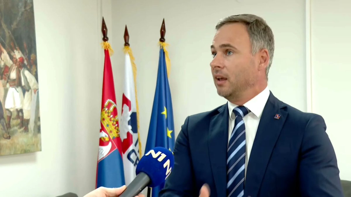 Sastanak na koji je Narodni pokret Srbije pozvao opoziciju, predstavnike civilnog sektora i studente počeo je oko podne. Miroslav Aleksic