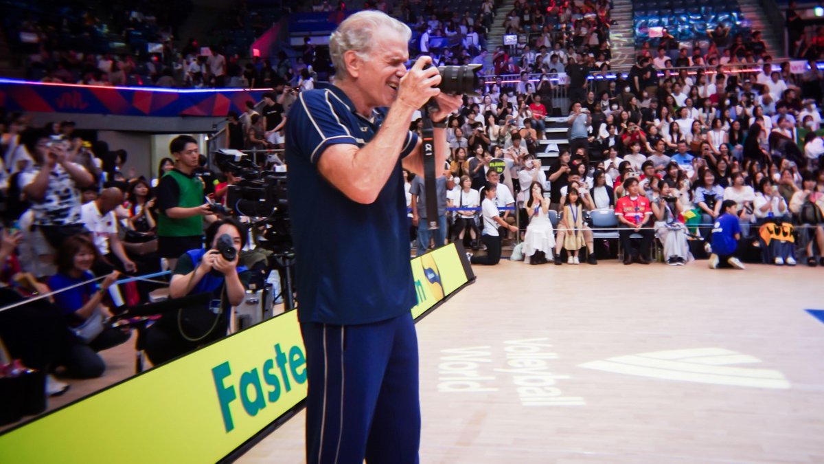 WHEN THE LEGENDARY COACH TRADES THE CLIPBOARD FOR THE CAMERA! 📸 BERNARDINHO 🇧🇷 behind the lens, proving he sees the game from every angle. 😎🏐 🏐 #BePartOfTheGame #Volleyball #Volei