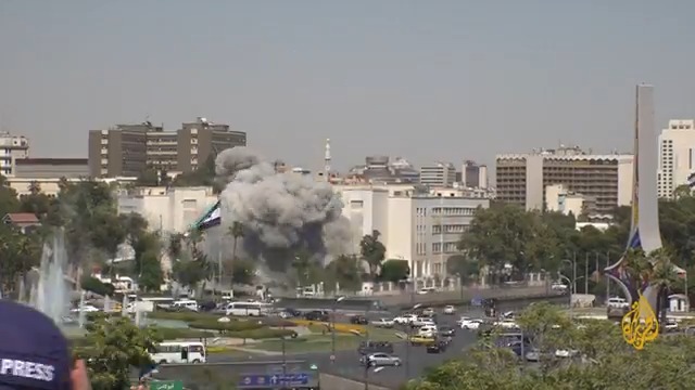 على الهواء مباشرة.. اللحظات الاولى لقصف وزارة الدفاع في #دمشق بكاميرا #الجزيرة #الجزيرة_سوريا #الأخبار