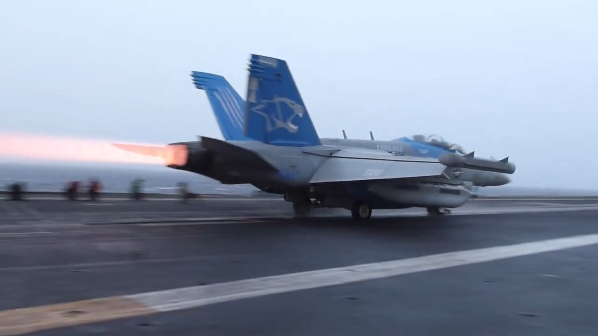 A badass look at an E/A-18G Growler from the "Cougars" Electronic Attack Squadron 139 (VAQ-139) launching from the USS Nimitz (CVN 68) just a couple of weeks ago. Love the paint. 🤘😎
