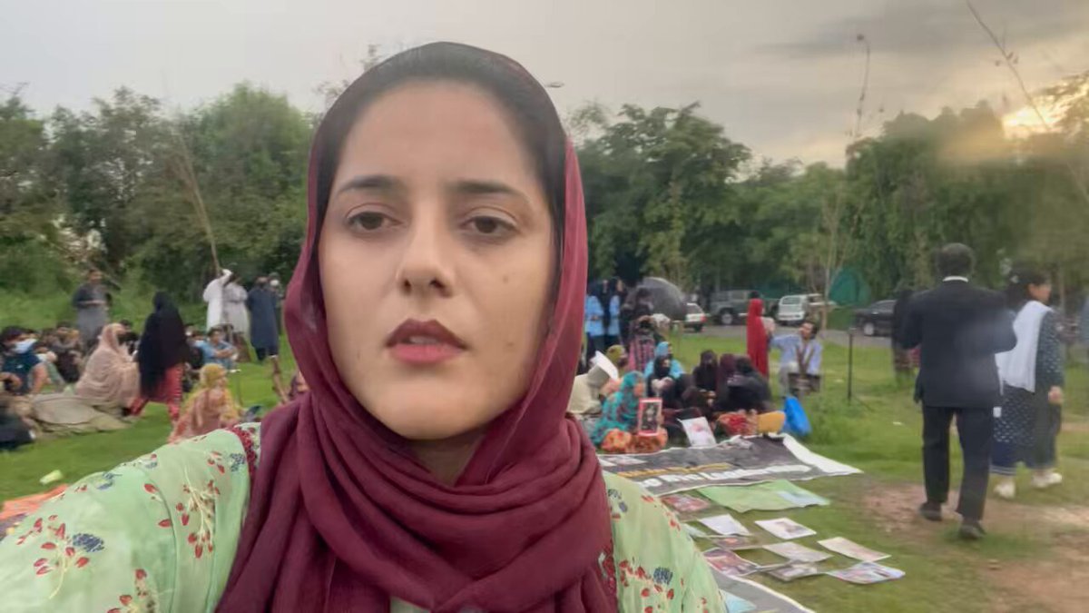 پریس کلن کے سامنے بلوچ لاپتہ افراد کے لواحقین کا دھرنا جاری۔ پولیس کی بھاری نفری بھی پریس کلب کے باہر آگئ۔