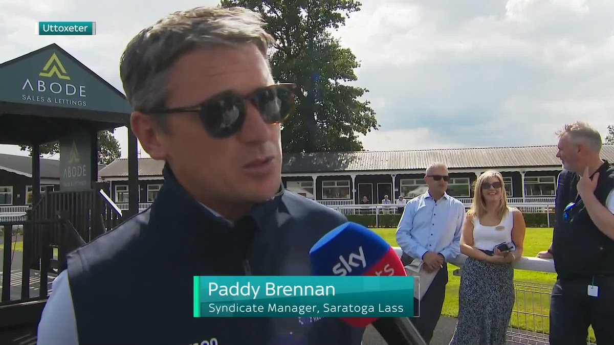 All smiles from Paddy Brennan at Uttoxeter Racecourse! If anyone wishes to get involved in Paddy's golf day in aid of the Injured Jockeys Fund, get in touch!⛳️