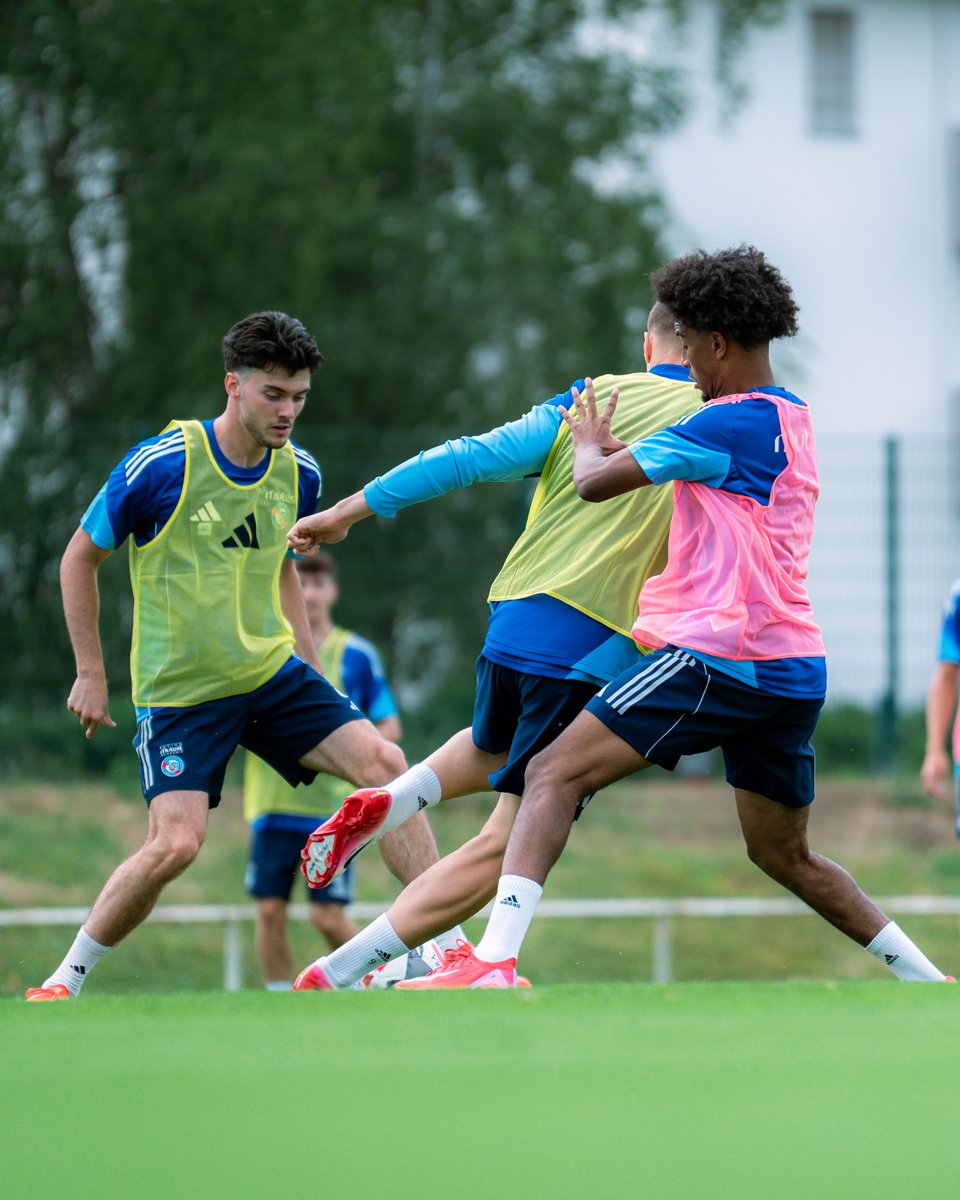 "๐๐ ๐ง๐๐ข๐๐ฉ๐ฉ๐ง๐ ๐๐ฃ ๐๐๐ข๐๐๐จ" Retour en vidรฉo sur le premier entraรฎnement de la saison pour la rรฉserve sous les ordres de Nicolas Seube. ๐ #RacingMutestAcadรฉmie