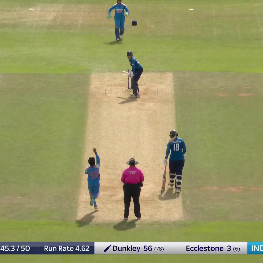 Jumping into the cut! 🙌 Dunkley in full flow 🏏 How many do we need to set here? 🤔