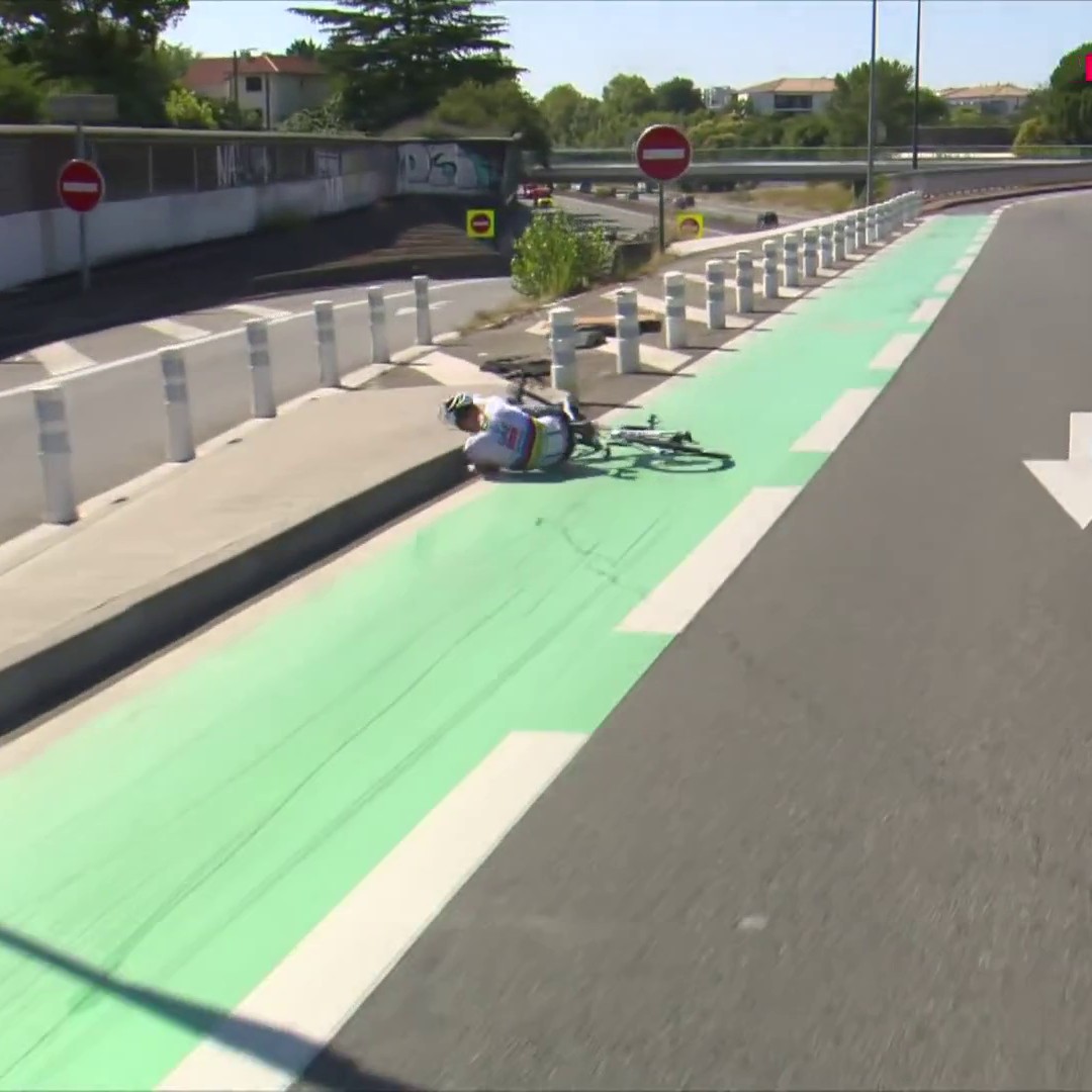 😮 La chute de Pogacar ! Le champion du monde touche la roue de Johannessen et finit par terre. Le Slovène se relève et repart, attendu par le groupe des favoris #LesRP #TDF2025