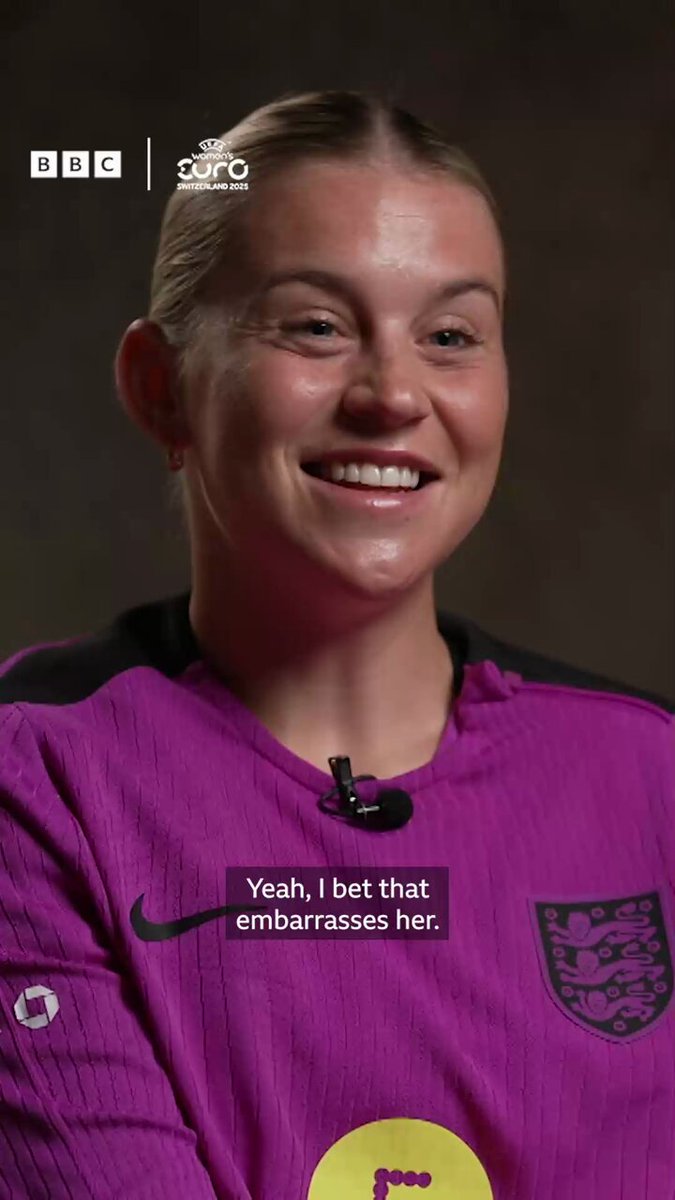 What does Alessia Russo think of Sarina Wiegman’s new chant? 😆