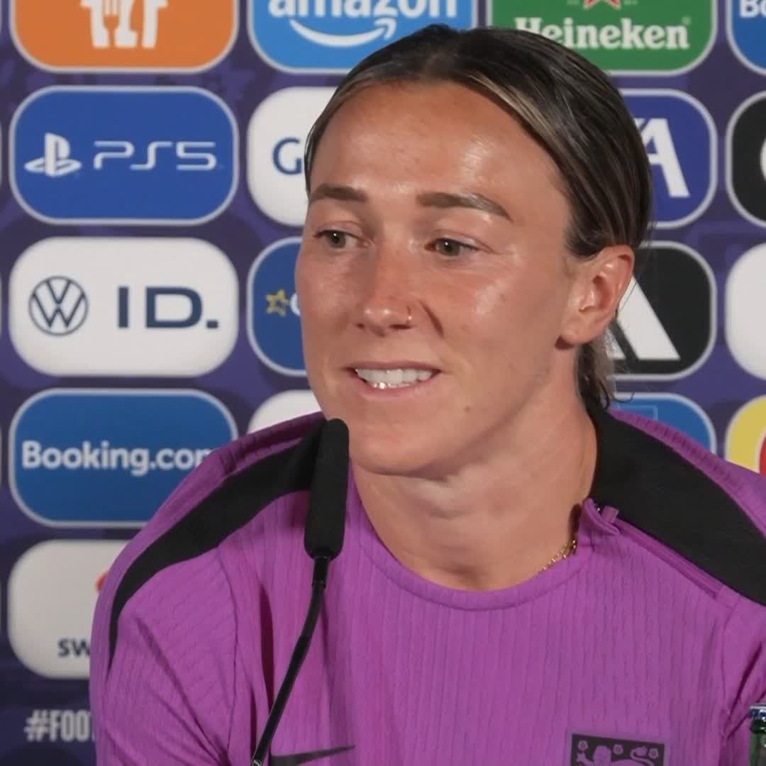 "I do whatever she tells me" 😆 Lucy Bronze says she can do whatever role is asked form Sarina Wiegman ahead of their quarter-final match against Sweden 🏴