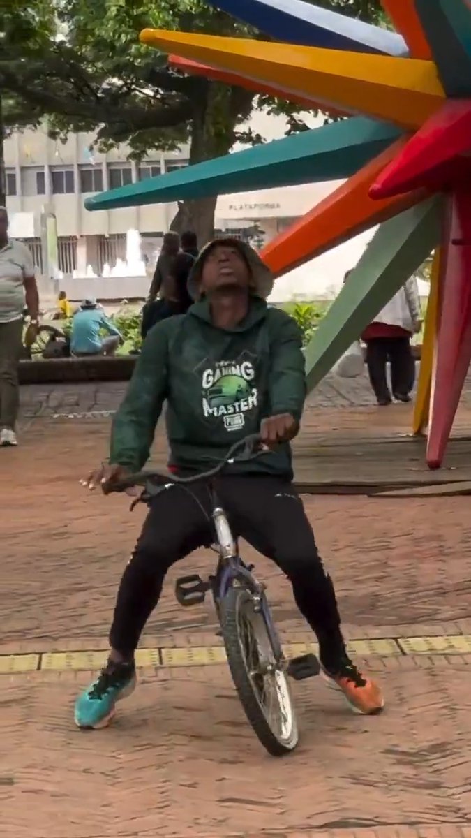 This is probably the most painful version of this "bike thief karma" I've seen so far. That thief probably has permanent damage as he got the Muammar Gaddafi treatment there 😎 #justice #FAFO #lesson #crime #karma