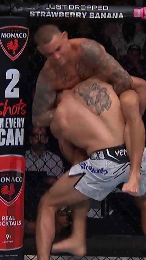 Don't be silly... jump the gilly 🤣 #UFC318 The Diamond will NEVER stop going for this choke!