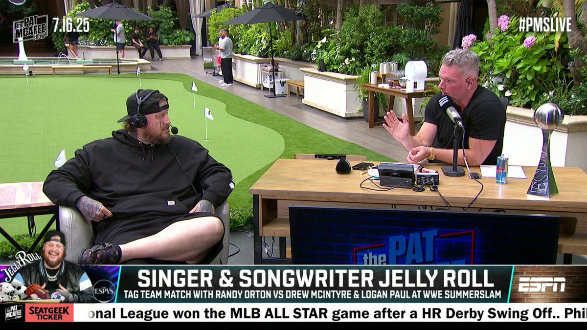 "The Savannah Bananas are just lit, period." Jelly Roll gives the Savannah Bananas their flowers 💐 (via Pat McAfee)