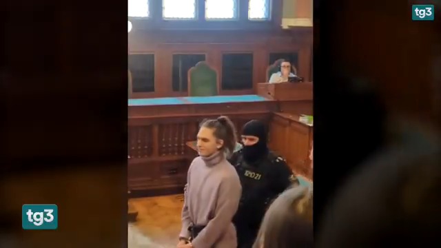 Un'attivista antifascista tedesca di 23 anni è detenuta in Ungheria in condizioni del tutto simili a quelle di Ilaria Salis. Ora le piazze in Germania si mobilitano per chiederne il rilascio
