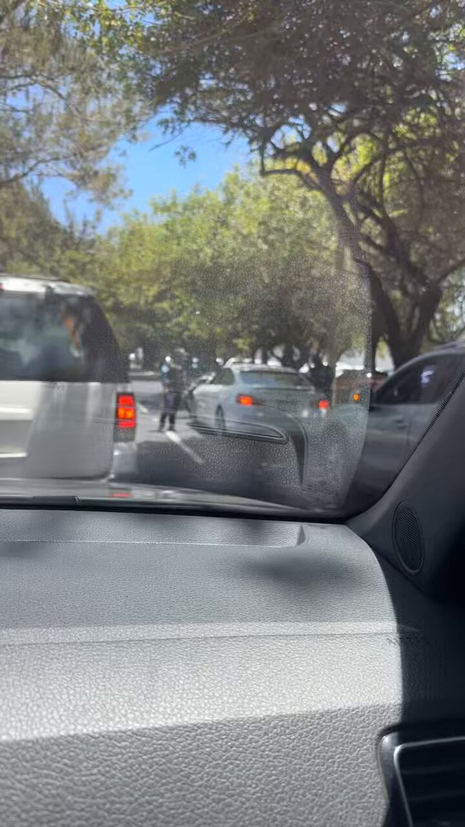 Jajaja y el señor de camioneta blanca viendo todo y no nos dejaba pasar 😒