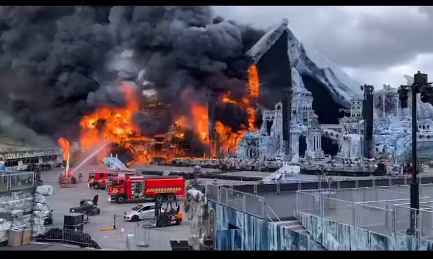 Videos y secuencia Impactante 🚨🚨😔😞🏟️ El escenario principal del festival de música electrónica Tomorrowland en Bélgica quedó consumido por el fuego en un reciente incendio. El festival estaba a solo días de dar inicio y posiblemente hayan afectaciones en su desarrollo