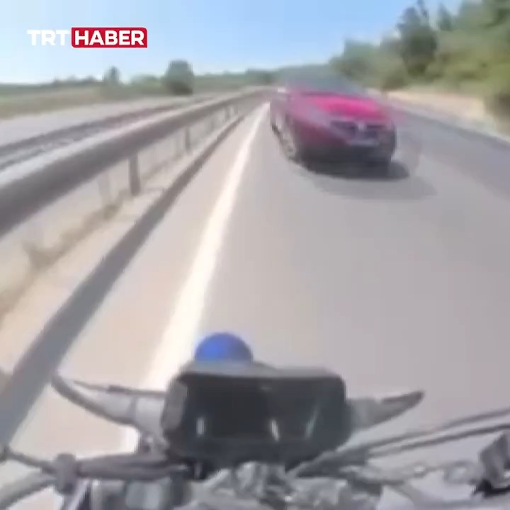 Bursa'da sol şeritte hızla ilerleyen motosikletli, ters yönden gelen otomobili son anda fark etti, faciadan kıl payı kurtuldu.