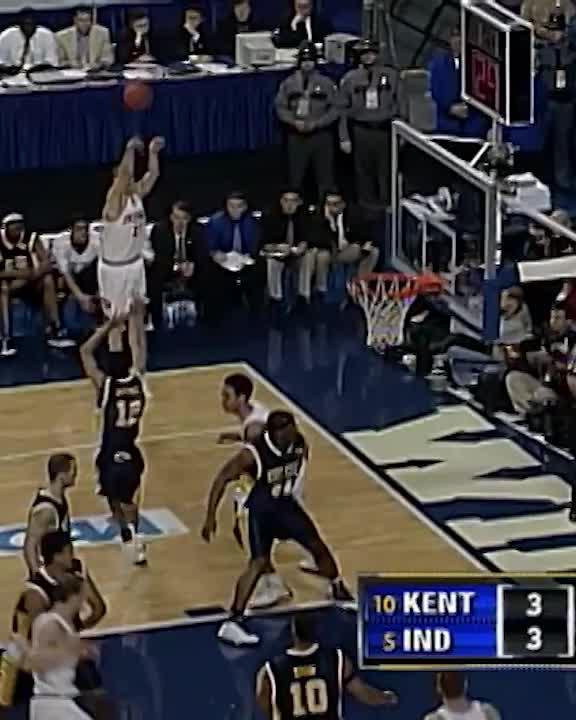 They're on fire 🔥 Indiana Basketball opened the 2002 Elite Eight with 5️⃣ straight 3s (and finished 15 of 19 from deep) to down Antonio Gates and Kent State 🎯 #WInningWednesday x #B1GMBBall
