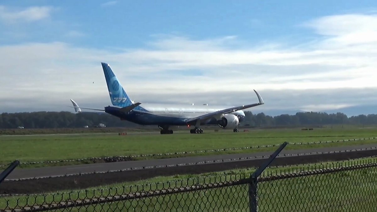 The Boeing 777X is now 6 years overdue—and counting. Launched in 2013, it was meant to fly passengers by 2020. Now, first deliveries are pushed to 2026. Engine issues, certification delays, and structural faults grounded its progress. Is this the biggest delay in modern aviation? 📹: Portland Aviation(YouTube)