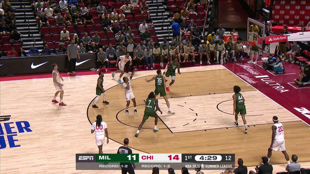 Mãozinha Pereira came FLYING in for this putback! 🤯 Mãozinha (João Marcello Pereira) | #SeeRed
