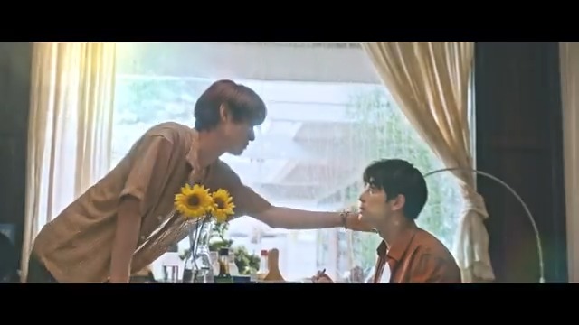 映画『（LOVE SONG）』 ✧✦✧ 本予告解禁 ✧✦✧ 🌻 ソウタ┊#森崎ウィン 🌻 カイ ┊#向井康二 (#SnowMan) 忘れられない初恋。運命の再会。 2人の ❝両片想い❞ の行方は── 未完成の曲をきっかけに ⽌まっていた時間が動き出す⌛ˊ˗ 𝟣𝟢.𝟥𝟣 𝖱𝖮𝖠𝖣𝖲𝖧𝖮𝖶 #movielovesong 🇯🇵🇹🇭