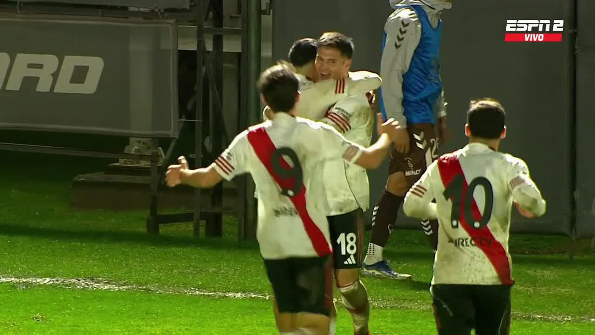 โฝ๏ธ๐EL GOLAZO DE LUNA. ๐๐ป Buen pivoteo de Dadรญn para que luego Luna enganche y defina al primer palo. Fue el 2 a 0 de la Reserva de #River.