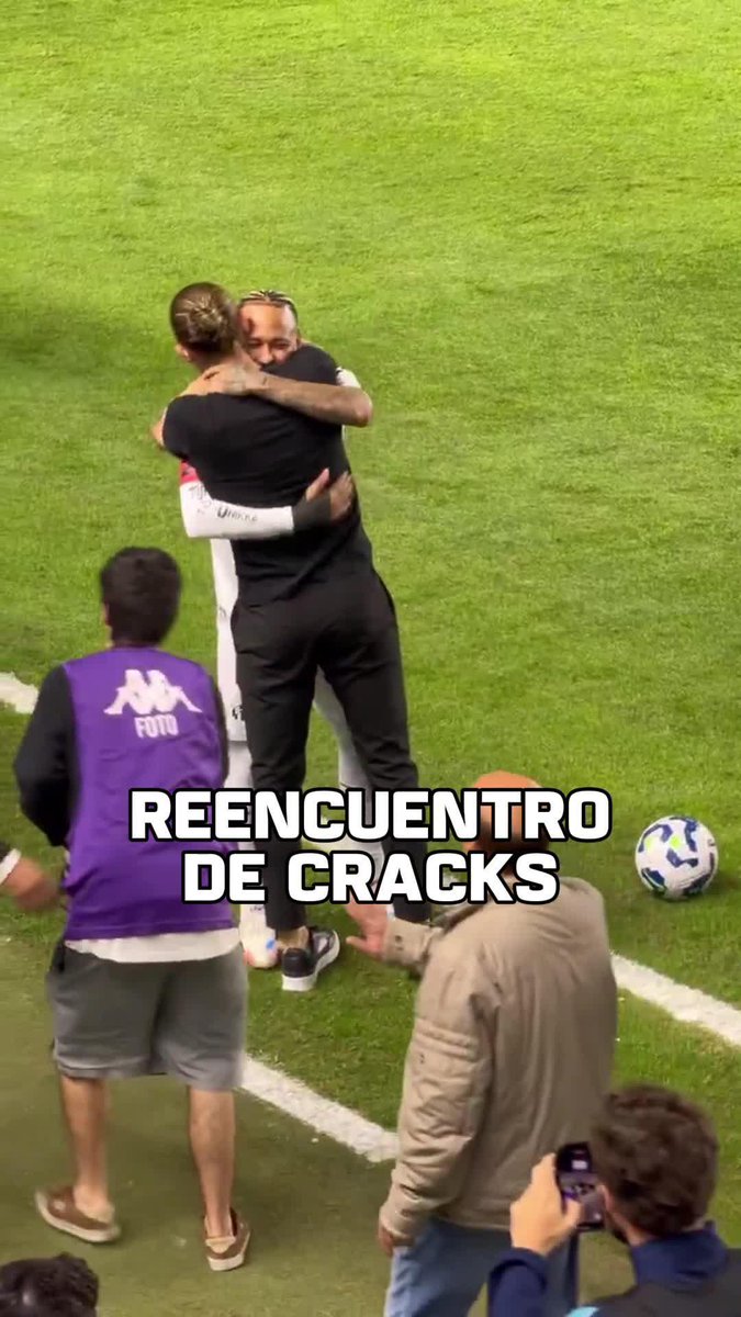 POR ACÁ NO... Neymar intentó hacerle un caño a Filipe Luís y terminaron fundidos en un gran abrazo en la previa de Santos vs. Flamengo. 📹 Isabelle Costa