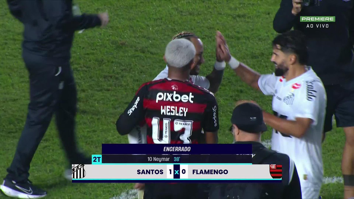 QUE ISSO? Rossi sai do gol e acaba desarmado por Robinho Jr. O garoto toca para Pituca, que chuta, mas a Varela tira a bola no susto!