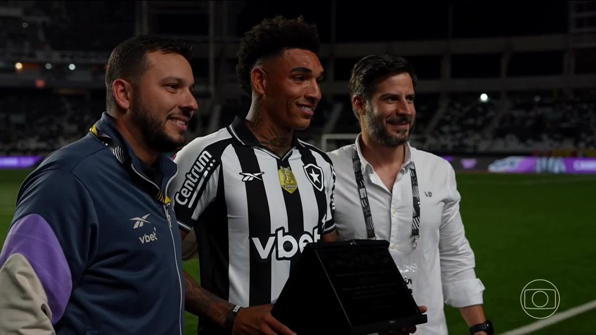 Ídolo do Botafogo, o atacante Igor Jesus foi homenageado pelo clube antes da sua ida para o Nottingham Forest. 🎥 TV Globo 📺 | ge