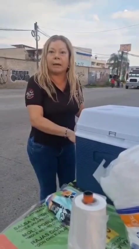 “Muévete, hija de tu puta madre. No puedo salir, estúpida” así agredió esta mujer a una vendedora de tamales en #Guadalajara, #Jalisco. La acusó de obstruir la salida de su vehículo y le tiró el puesto con toda la mercancía. En redes sociales la apodaron #LadyTamales.
