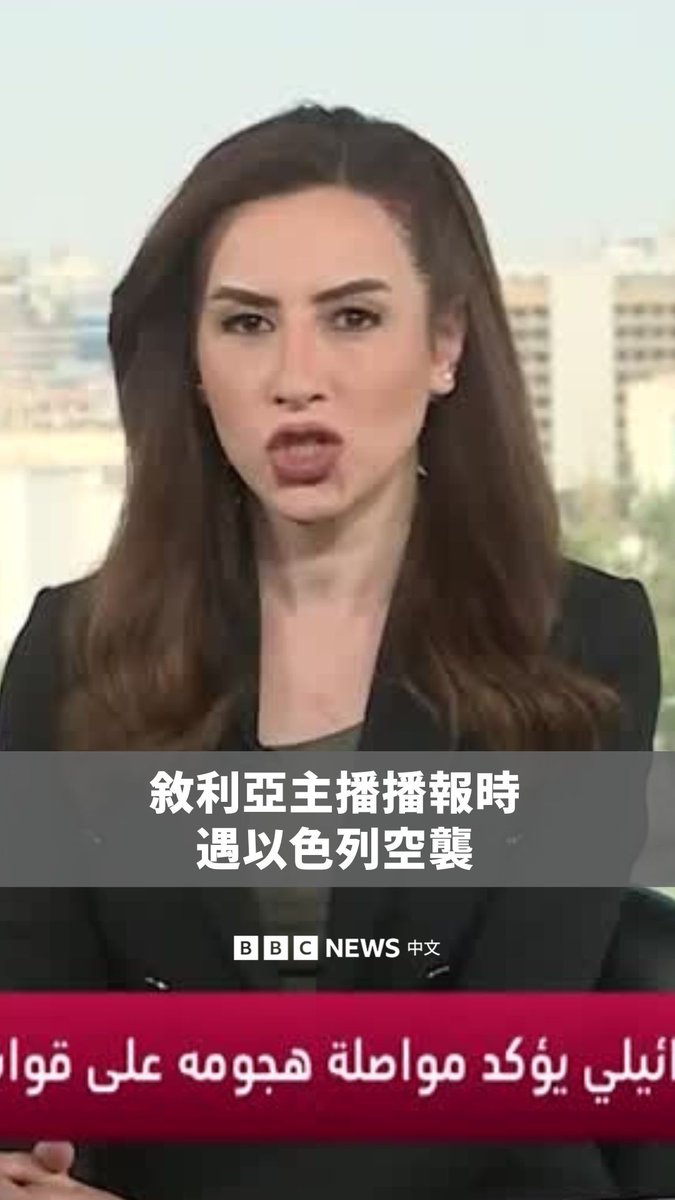 周三(7月16日)叙利亚国营电视台主播在播报新闻时,突然遭遇以色列空袭,导致节目中断。当时以色列战机正对大马士革国防部大楼发动猛烈空袭,叙利亚卫生部门称,此次空袭造成三人死亡。
