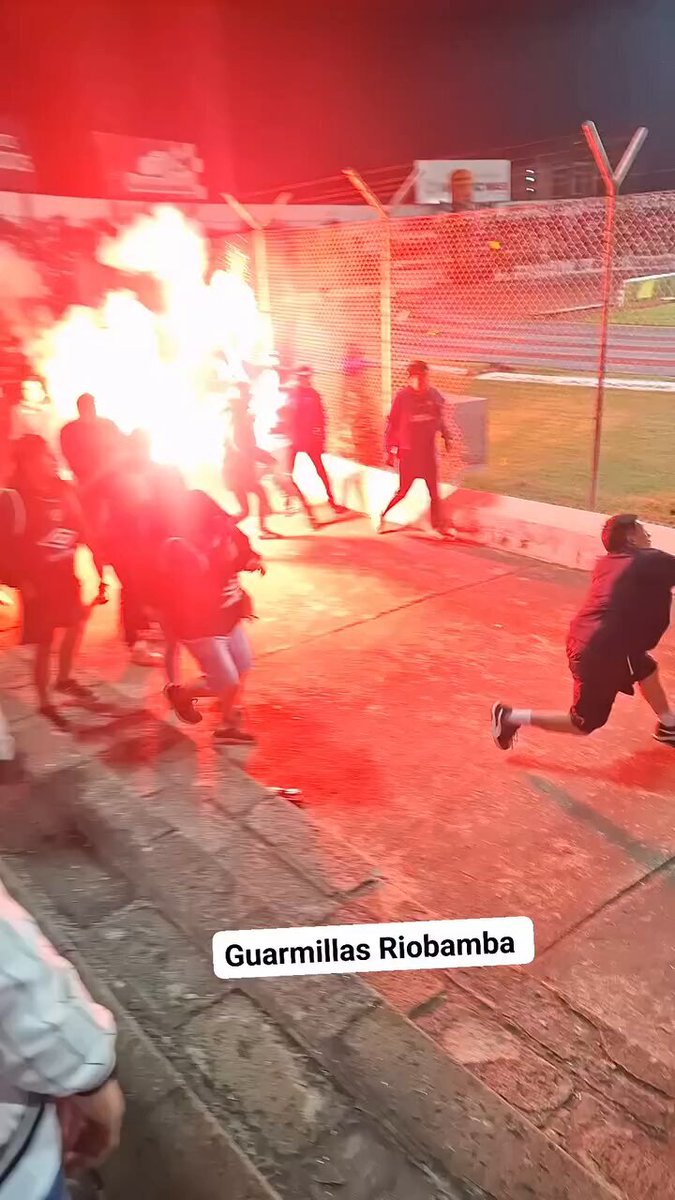 Hubo enfrentamientos entre hinchas de Liga y Olmedo. Mi opinión saben de sobra, la violencia NUNCA debería estar presente en una cancha de fútbol, menos en una localidad donde hay familias. Acá mal de lado y lado.