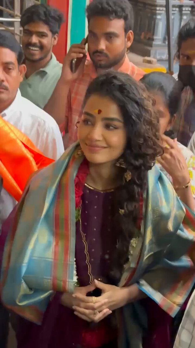 #paradha టీజర్ తోనే ఆసక్తి కలిగించిన పరదా ఆగస్ట్ 22 విడుదల .. ఈ సందర్భంగా బల్కంపేట అమ్మవారి ఆలయంలో Anupama Parameswaran పూజలు
