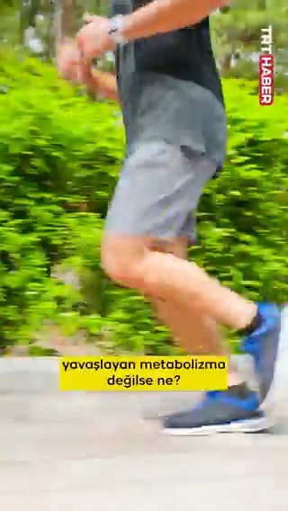 🤔Yaşlandıkça metabolizma yavaşlar mı? Biz yavaşladığını düşünsek de bilim bunun aksini söylüyor. Araştırmalara göre metabolizma hızı 20-60 yaş arasında hiç değişmiyor. Peki yaş ilerledikçe neden kilo almaya daha yatkın oluyoruz?