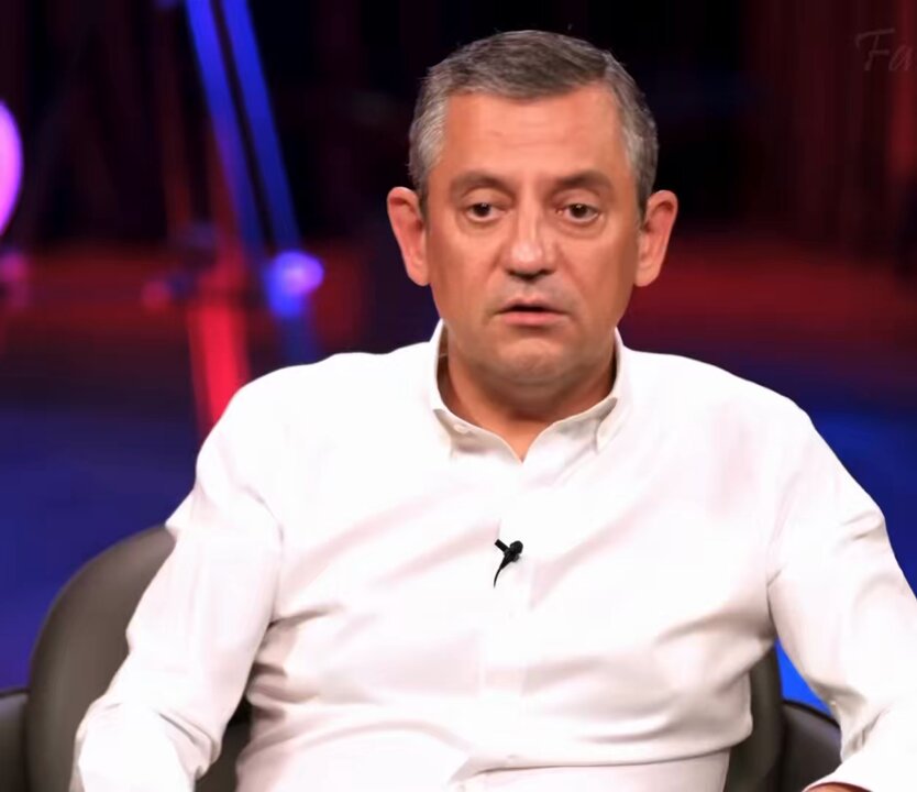 Erdoğan’ın elinden argümanlarını nasıl aldığını anlatırkenki mutluluğuna bakın. Şu adama da başka meselelerden konuşmuyorsunuz diyen ya troldür ya KK’dır. Bir tane miting bir tane grup toplantısı izlemek yeterli doğru olmadığını anlamak için.