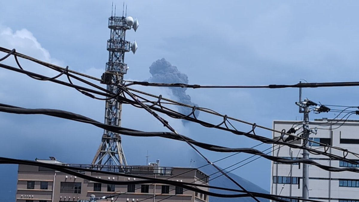 【桜島で爆発的噴火】 🌋 気象庁によると17日午後1時半頃、鹿児島・桜島で爆発的噴火が発生し、噴煙が火口上空約3300メートルに達した。だが、地元住民は「今日も桜島は元気だー」「桜島の日常」と全く動じない様子。皆さん、降灰にはご注意を。X上ではタイムラプス映像も。