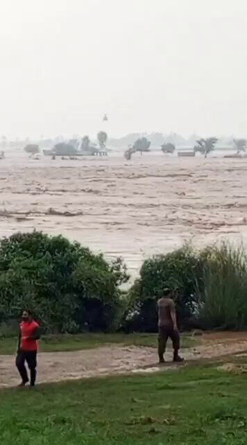 پنجاب لادیاں میں چھت پر پھنسی فیملی کو ریسکیو کرنے کے لئے ہیلی کاپٹر پہنچ گیا