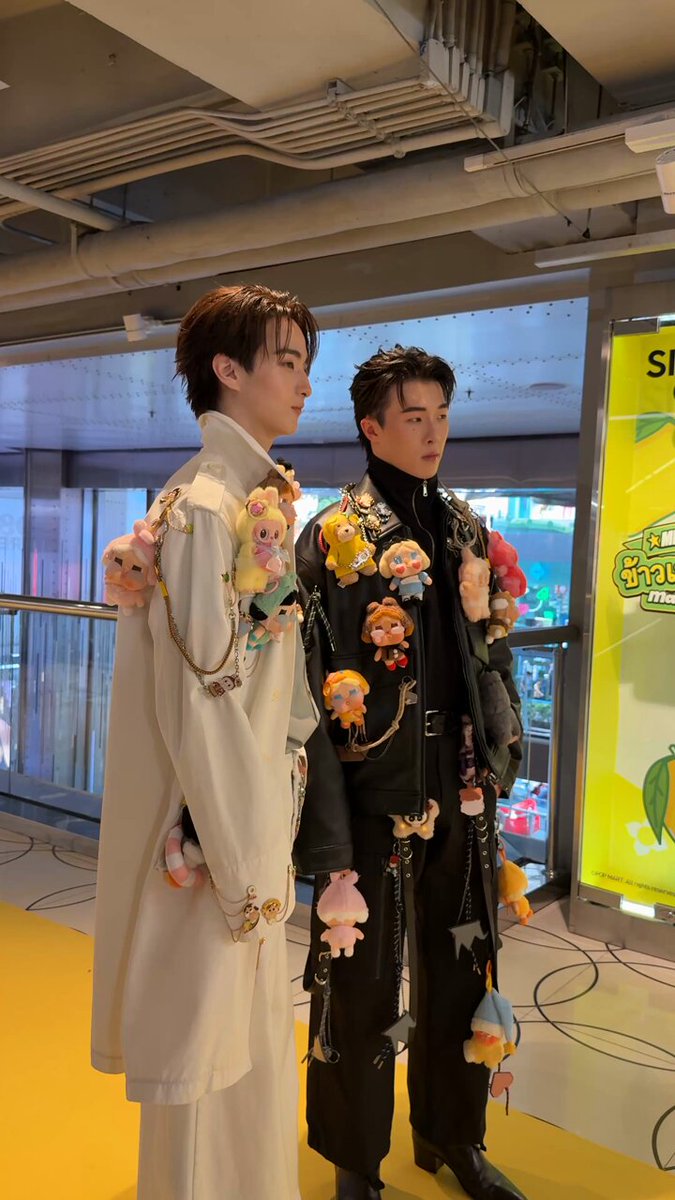 Ahy Yo! สองหนุ่ม ProxLas มาแล้ว 💥💛 ส่งตรงจากปลายรันเวย์พรมเหลืองที่ Pop Mart at Siam Center เลือกไม่ถูกเลยว่าจะเอฟอะไรดีระหว่าง Art Toy กับนายแบบ 😍🫶 📍Pop Mart @ Siam Center, M Fl. #POPMARTatSIAMCENTER #SawasdeeSIAMCENTER #PROXIEKimxPOPMART #TadATLASthxPOPMART POP MART Thailand ATLASofficial PROXIE