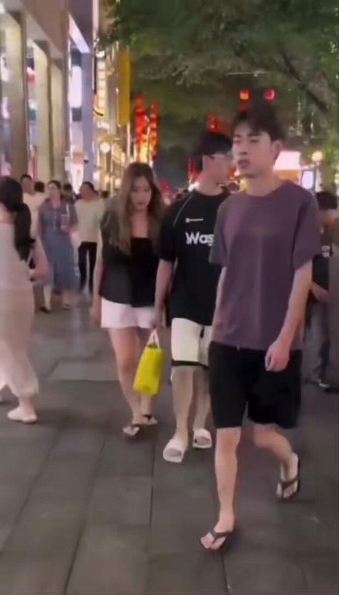 在哈萨克斯坦拥有百万粉的女网红来中国，在大街上“测试中国男人”！ 中国男人们的反应让许多国外观众震惊…… 这就是中共想要的结果，把中国的男人们用“被强奸”搞的就像惊弓之鸟！让男人们爱无力，然后一个个国家的男人们软弱了，就是独裁统治的最好状态！