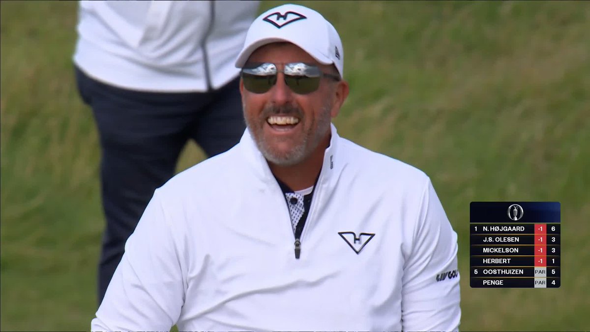Phil Mickelson with the most Phil Mickelson way to save par on hole 3! 😍