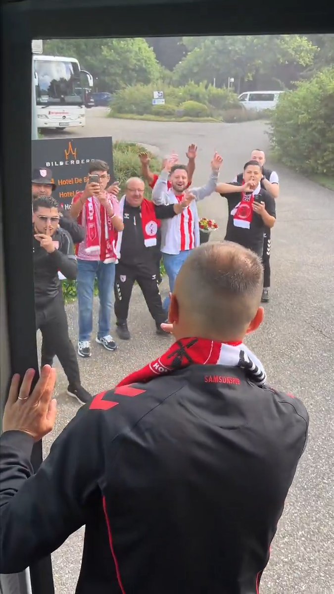 Nerede olursak olalım, Samsunspor taraftarı hep yanımızda! Hollanda kampının ilk gününde, gönülden bir karşılama… ❤️🤍 #Samsunspor