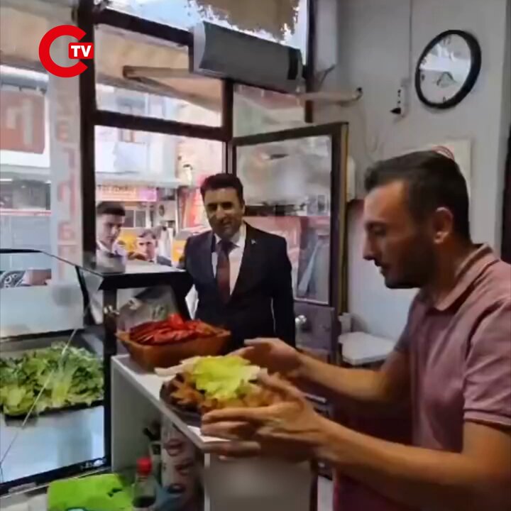 📌Tunceli Valisi Şefik Aygöl, esnaf ziyareti sırasında koruma polisine marul verip içine çiğ köfte koymayı unuttu