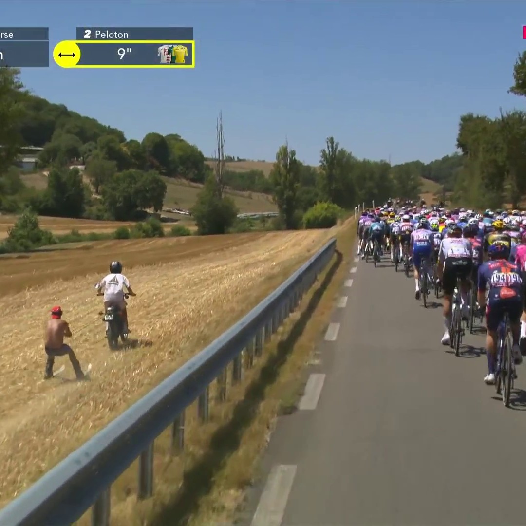 Un skieur tracté par une moto dans un champ ? "Ça s'enjaille bien ici", selon Jacky Durand 😆 #TDF2025 #LesRP