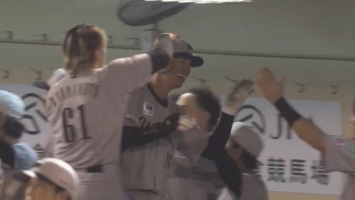 千葉ロッテ 上田希由翔 選手がプロ初ホームランを放つ‼️㊗️ この一打でチームは勝ち越しに成功✨ 👇ライブ配信はこちら