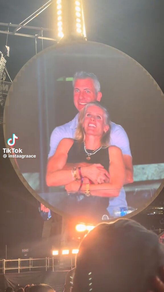 pov: vc foi curtir o show de coldplay com sua amante, mas ele colocou a kiss cam em vcs ☺️