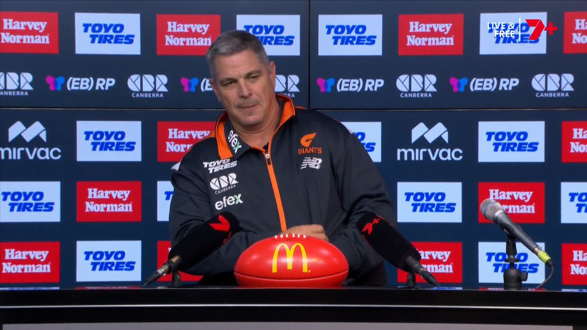"I've got a cramp in my foot, bear with me." 😂 An injury concern out of Adam Kingsley's presser.