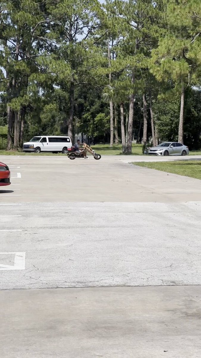 This college student needed transportation — so he built a wooden electric bike using cedar with regenerative braking and headlights. This young innovator calls it “The Wooden Horse” — and it’s pure brilliance. We love to see this kind of genius! 🙌🏿 🎥: langstonxxx/TikTok