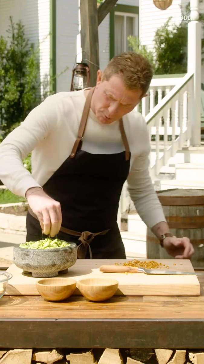 This isn’t your average guacamole — Bobby Flay adds red chile peanuts to his version for the perfect salty crunch! 😋🥑 Watch Bobby in a Mexican standoff on #BeatBobbyFlay, tonight @ 9|8c!