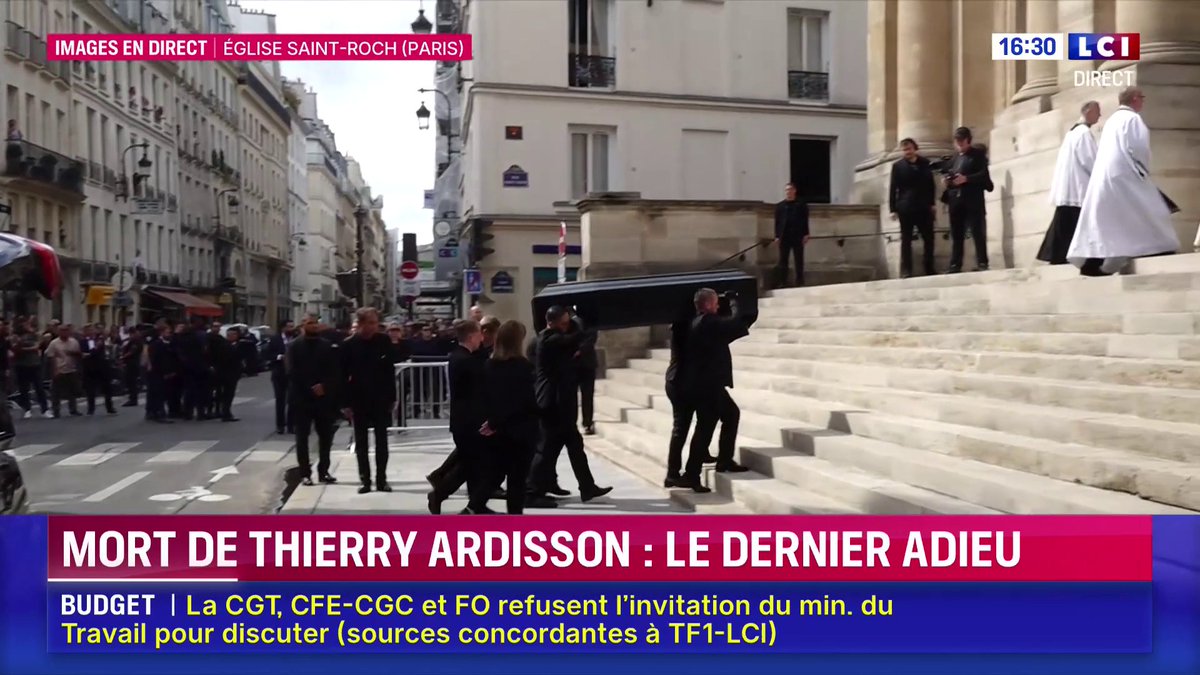 🔴 Obsèques de Thierry Ardisson Le cercueil de l'animateur, décédé le 14 juillet, entre dans l'église Saint-Roch à Paris sous les applaudissements de la foule présente