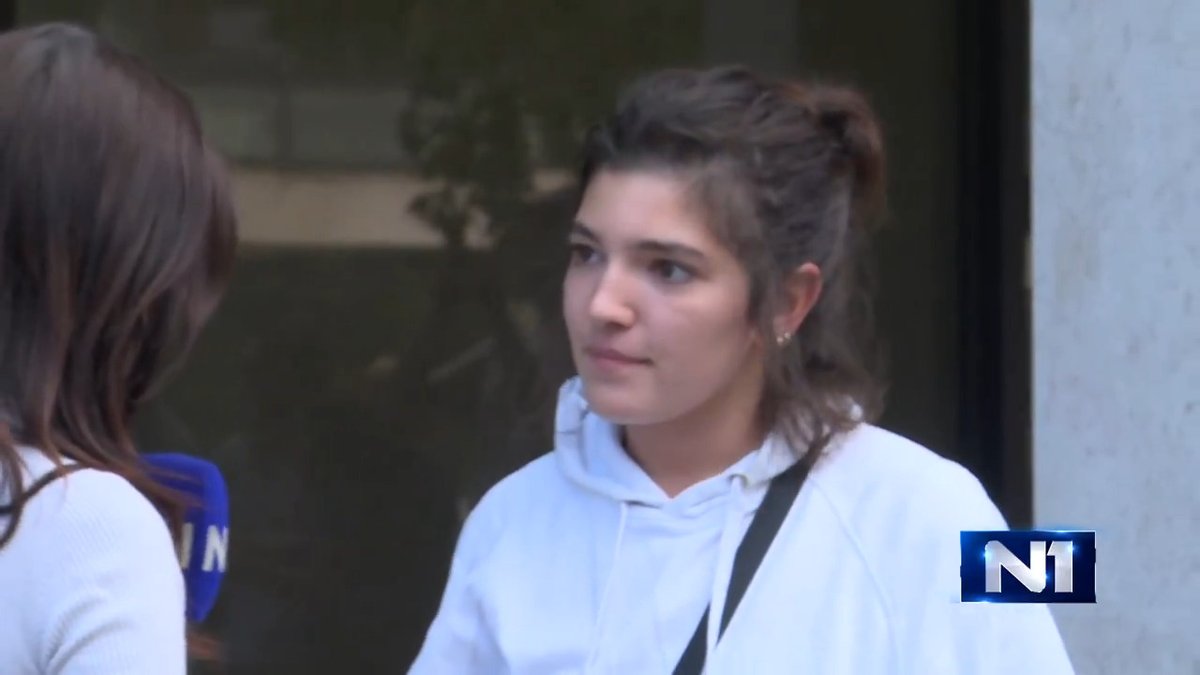 Studentkinja Filozofskog fakulteta u Novom Sadu, Teodora, puštena je na slobodu, a današnje ročište pred sudom je odloženo. "Lišena sam slobode sinoć, saslušanje je bilo relativno korektno. Zašto sam privedena, ni sama ne znam konkretno, jedino možda jer mama više voli Andreja. Podsećam, od 12 naših saboraca šest je u kućnom pritvoru, a drugih šest u egzilu", rekla je Teodora za N1.