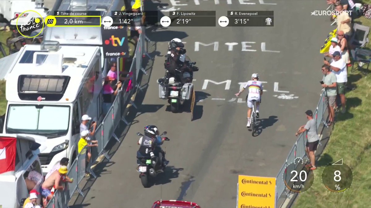 "Esto es otro nivel, otro mundo, otro planeta" 👽 El gesto de Pogacar diciendo a la moto que lleva un cartón enganchado. #TDF2025
