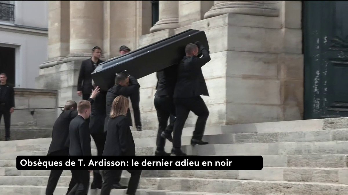 Les obsèques de Thierry Ardisson ont été célébrées à Paris, ce jeudi après-midi. Environ 500 invités ont respecté le "dress code" en noir de l'ancien animateur et producteur.